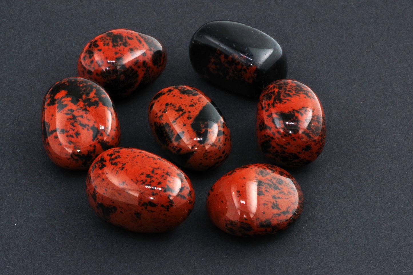 Mahagonipunane obsidiaan