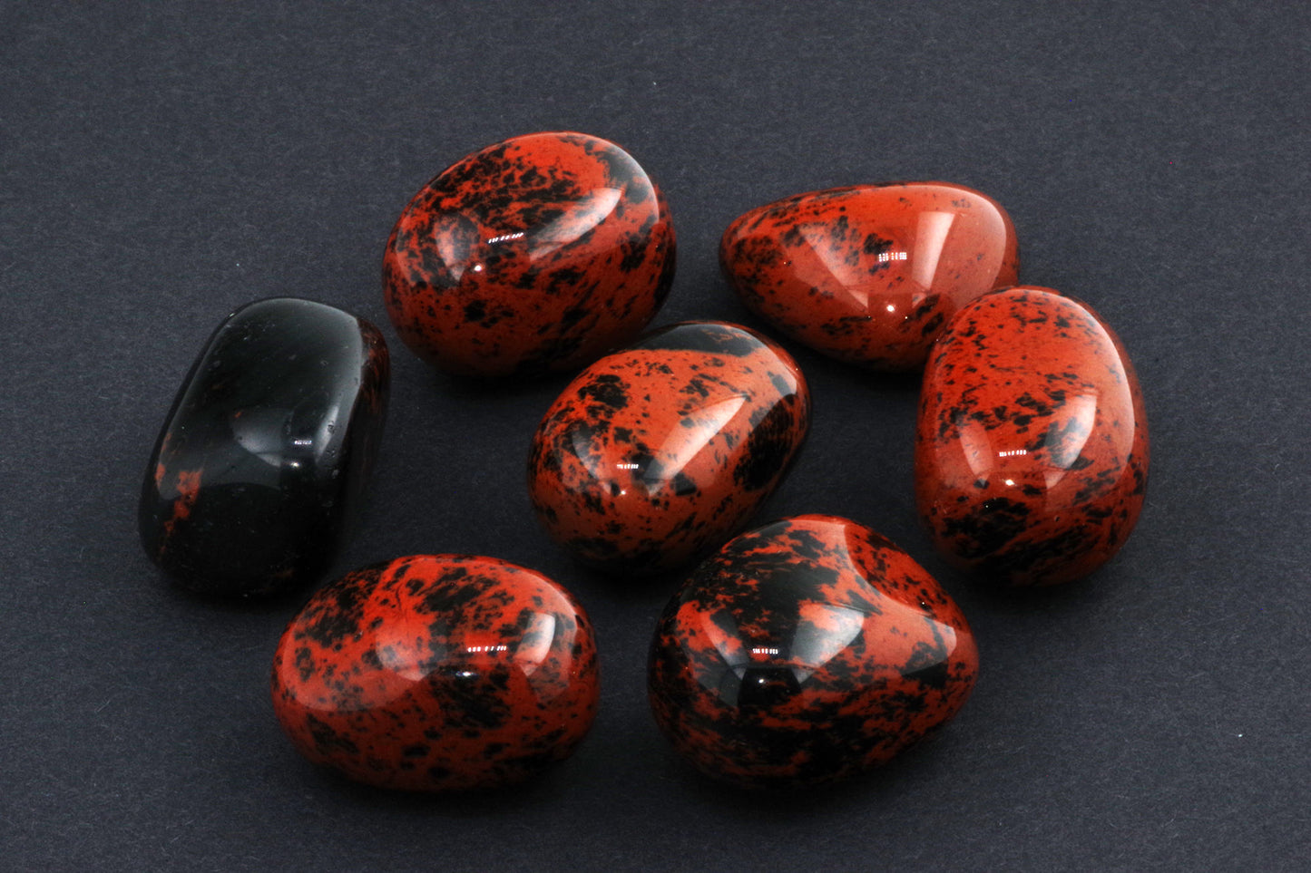 Mahagonipunane obsidiaan