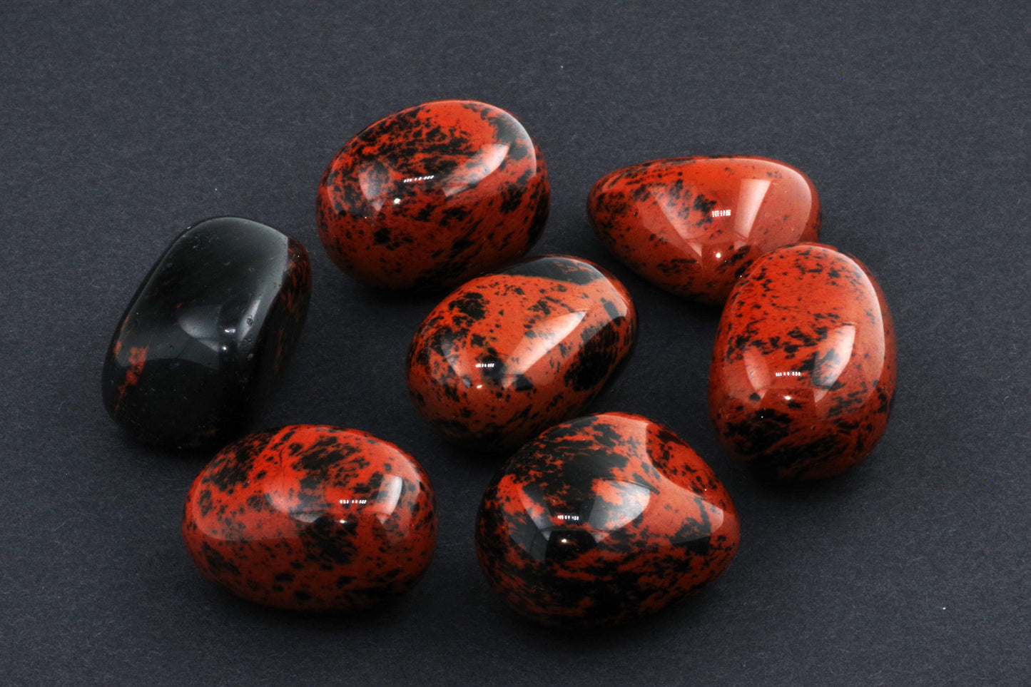 Mahagonipunane obsidiaan