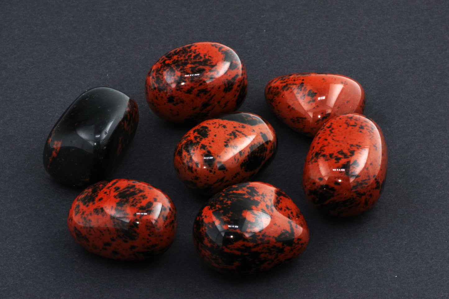 Mahagonipunane obsidiaan