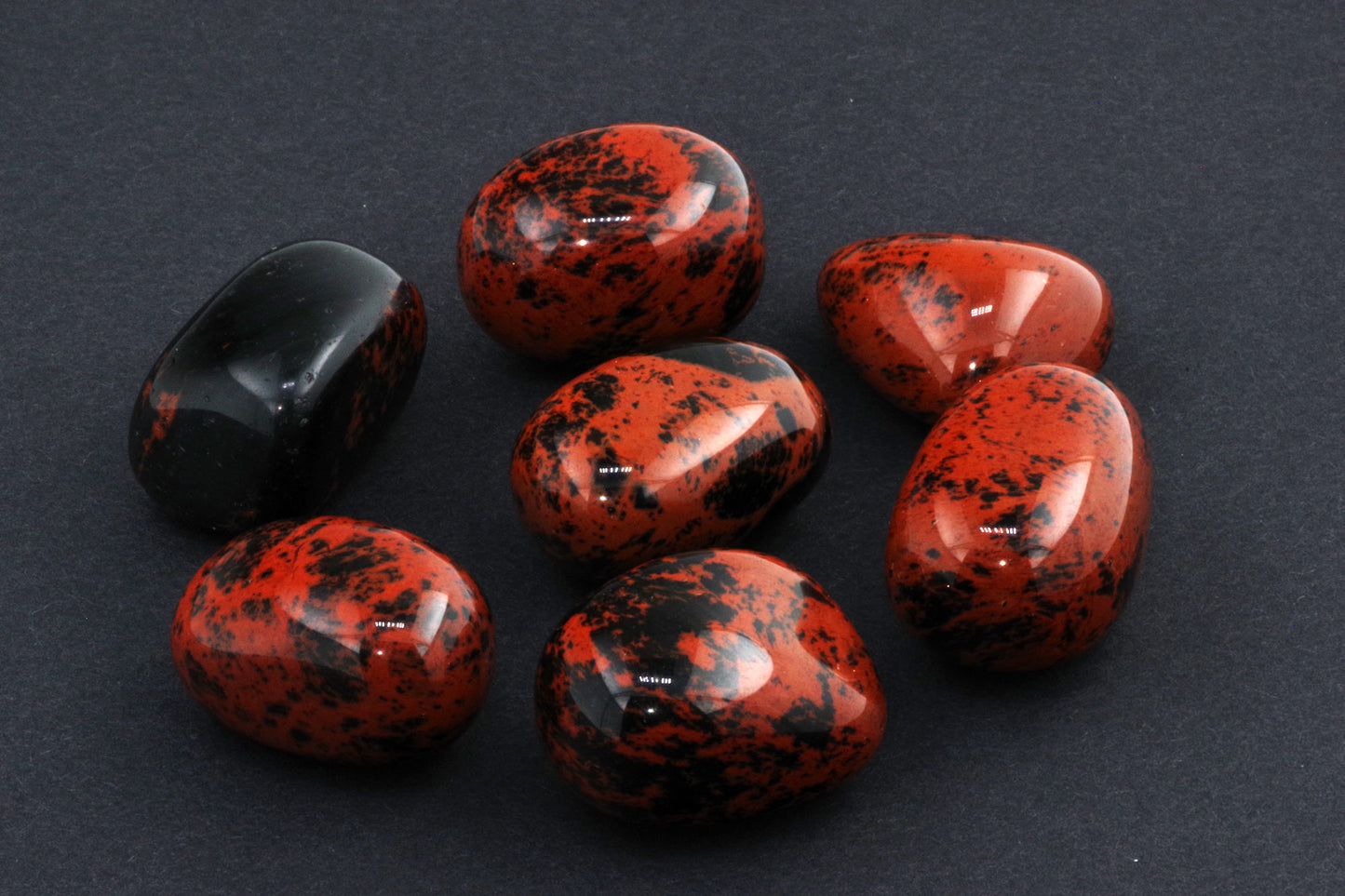 Mahagonipunane obsidiaan