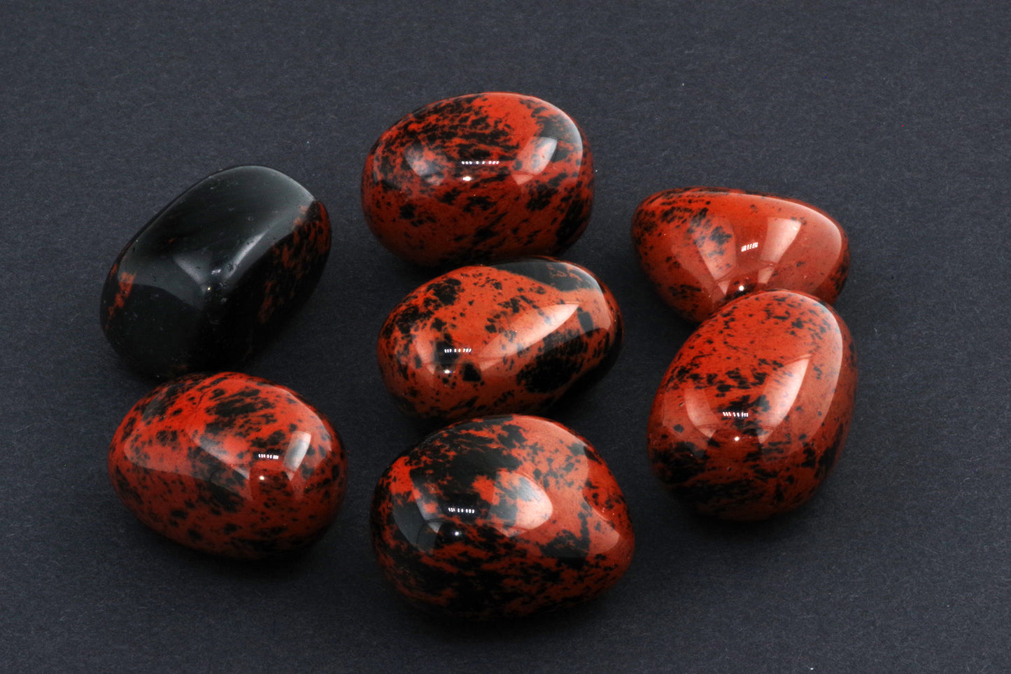 Mahagonipunane obsidiaan