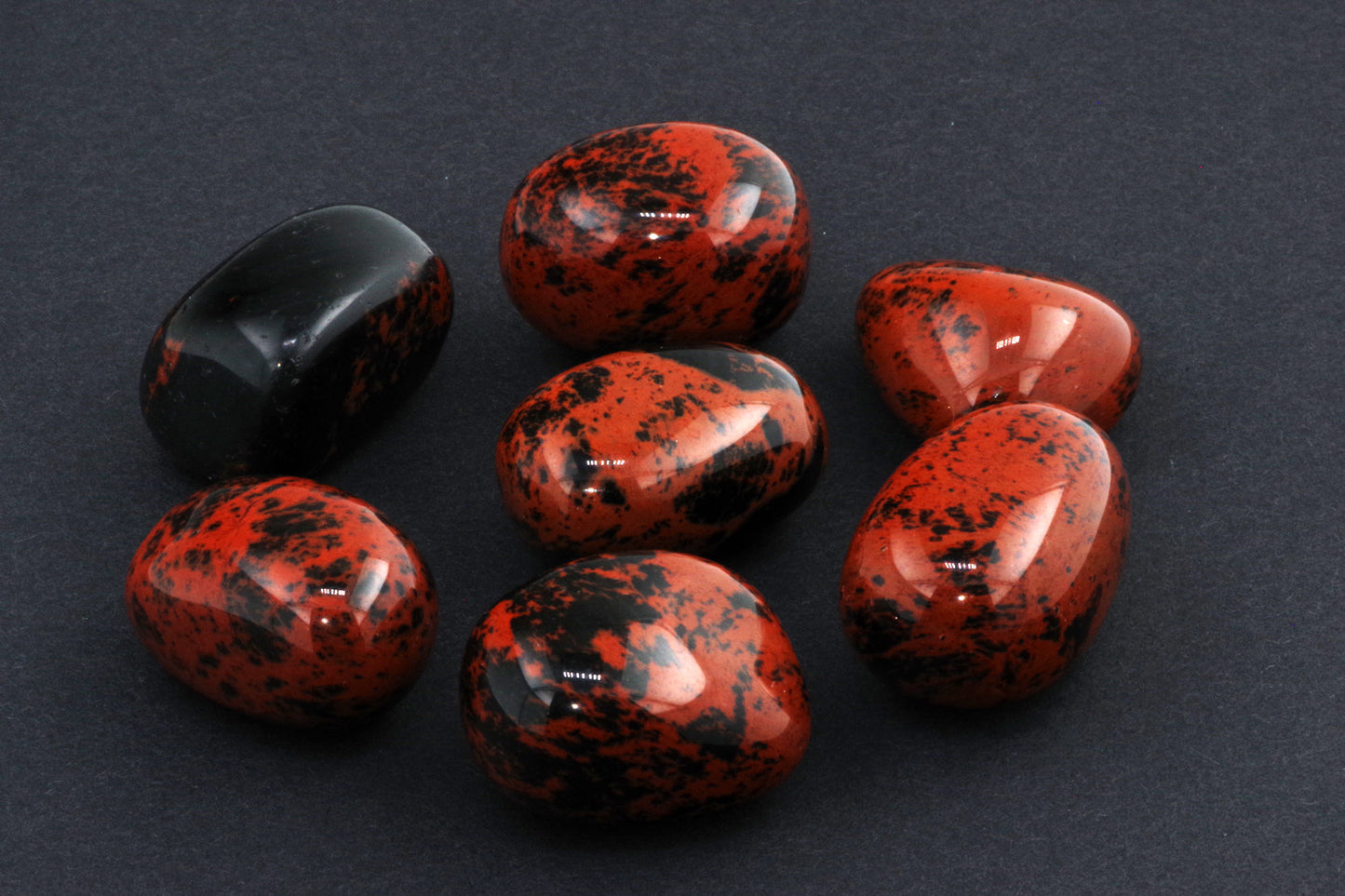 Mahagonipunane obsidiaan