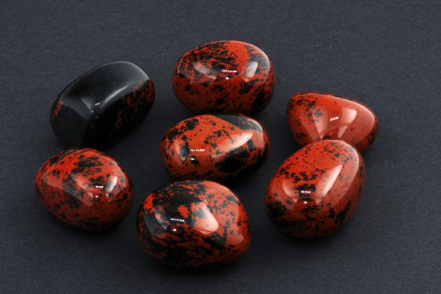 Mahagonipunane obsidiaan