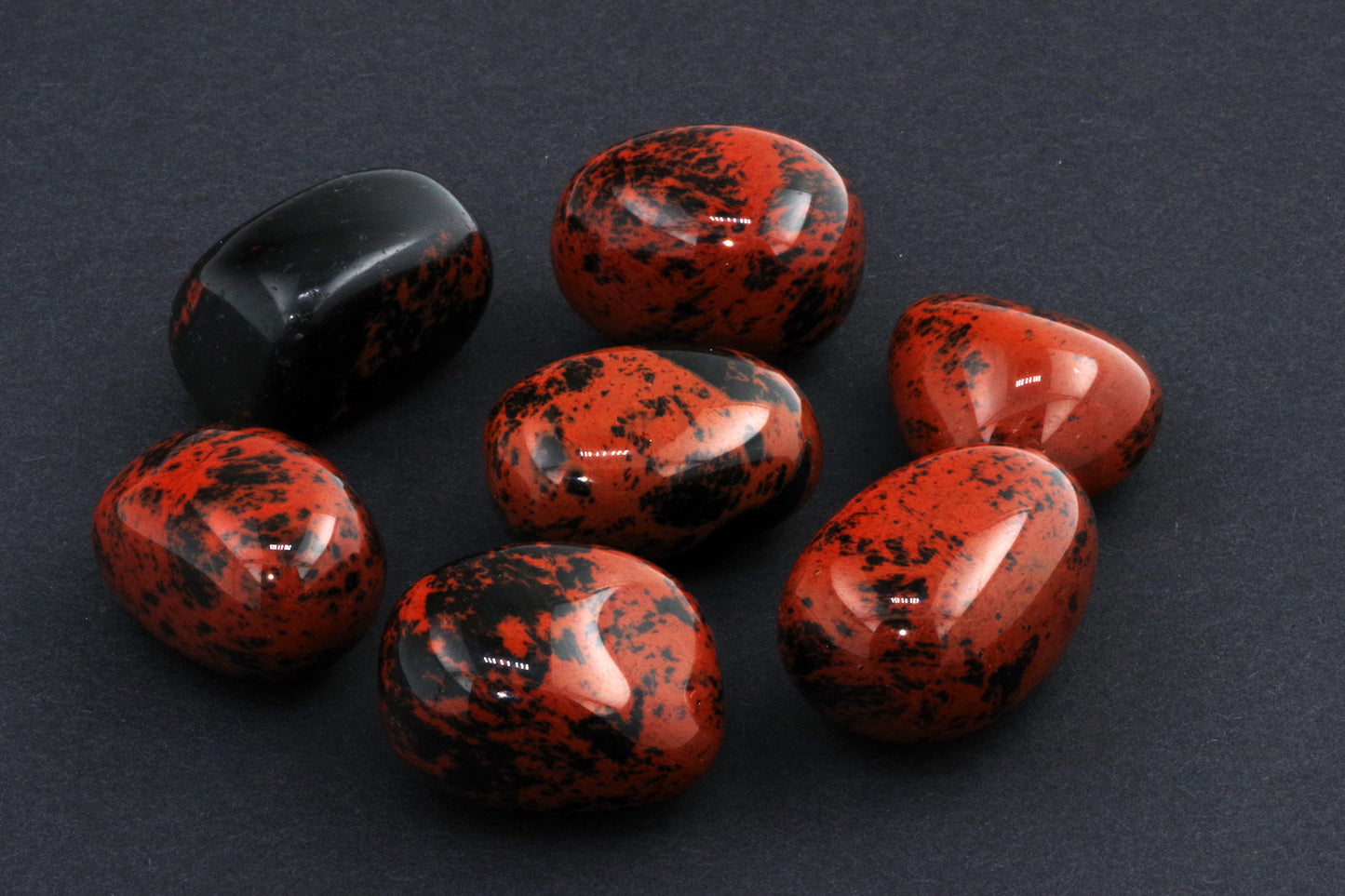 Mahagonipunane obsidiaan