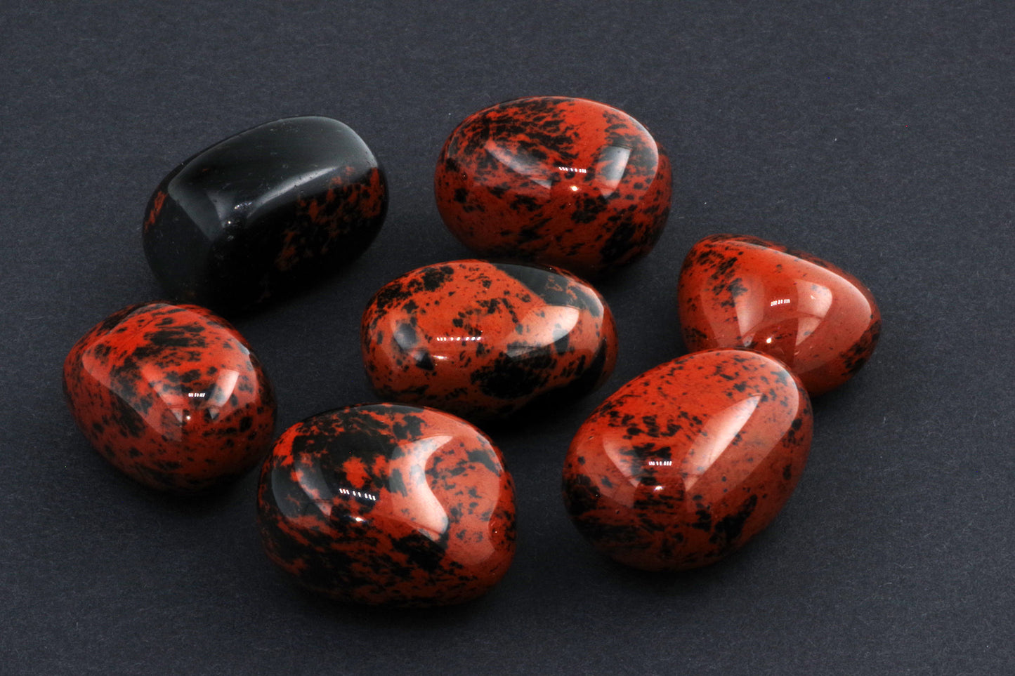 Mahagonipunane obsidiaan