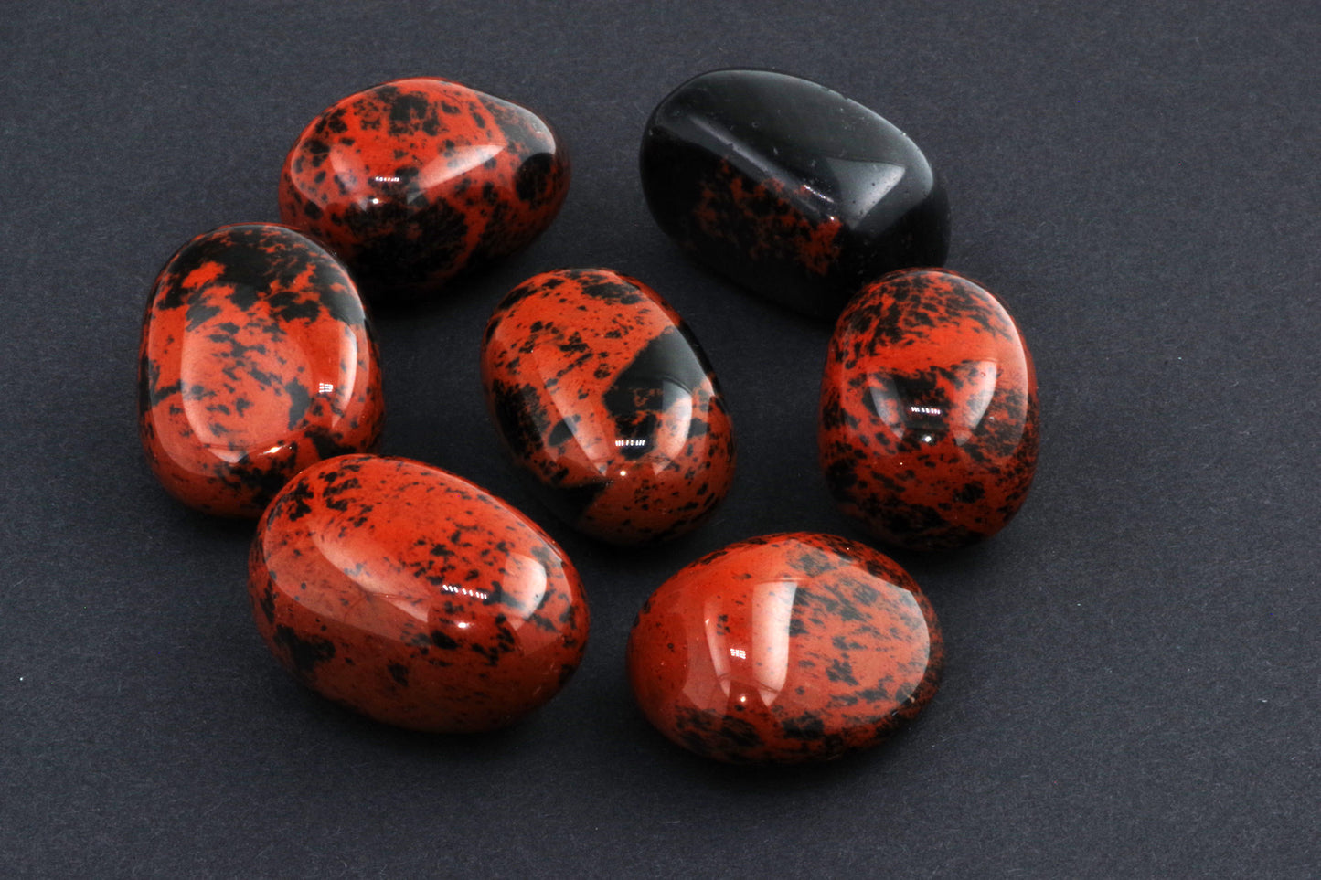 Mahagonipunane obsidiaan