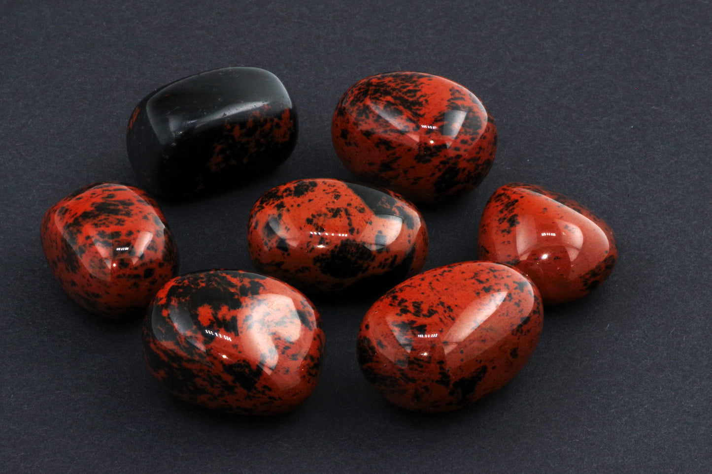 Mahagonipunane obsidiaan