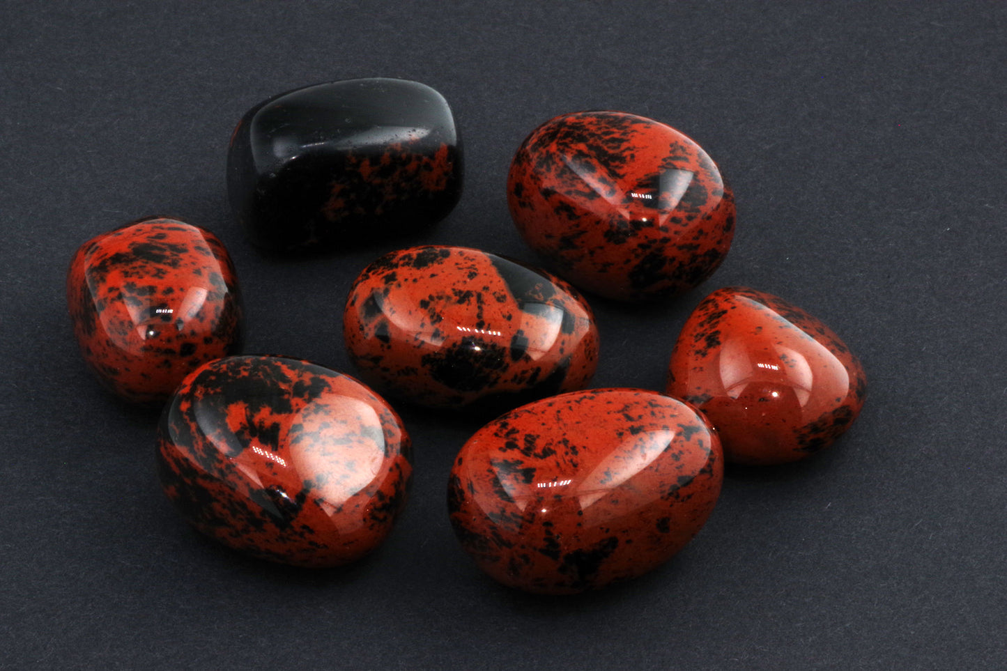 Mahagonipunane obsidiaan