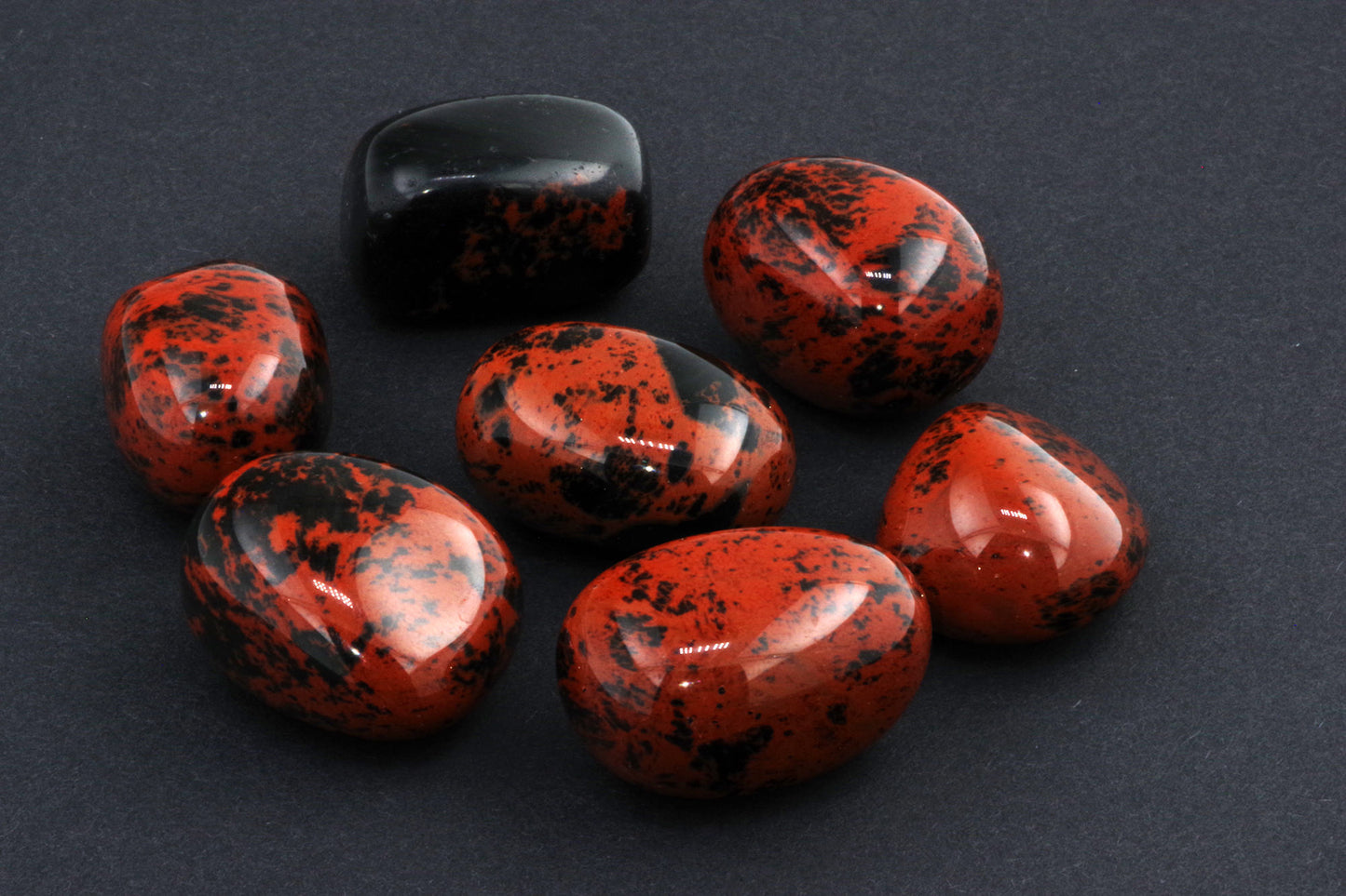 Mahagonipunane obsidiaan