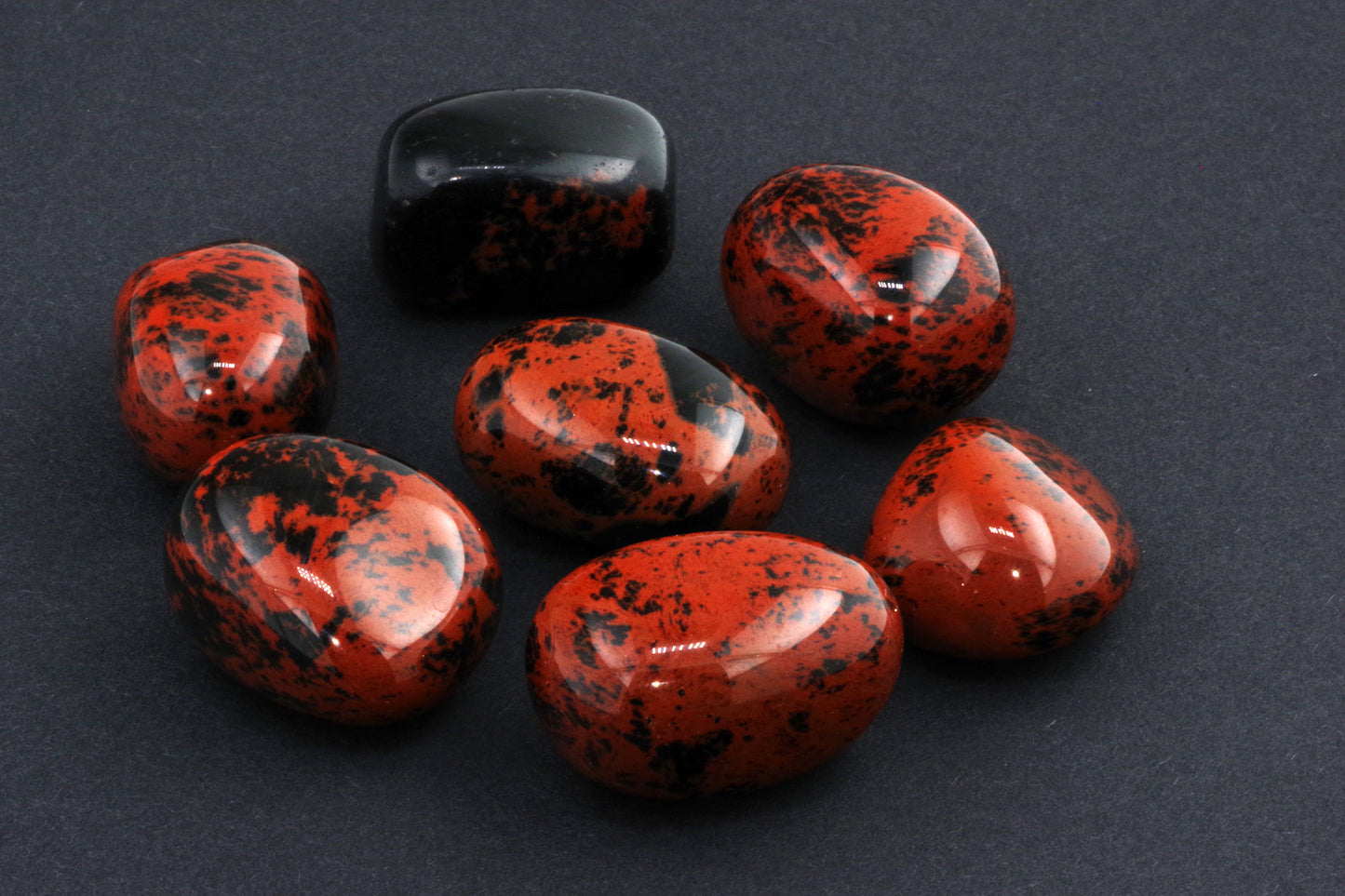 Mahagonipunane obsidiaan