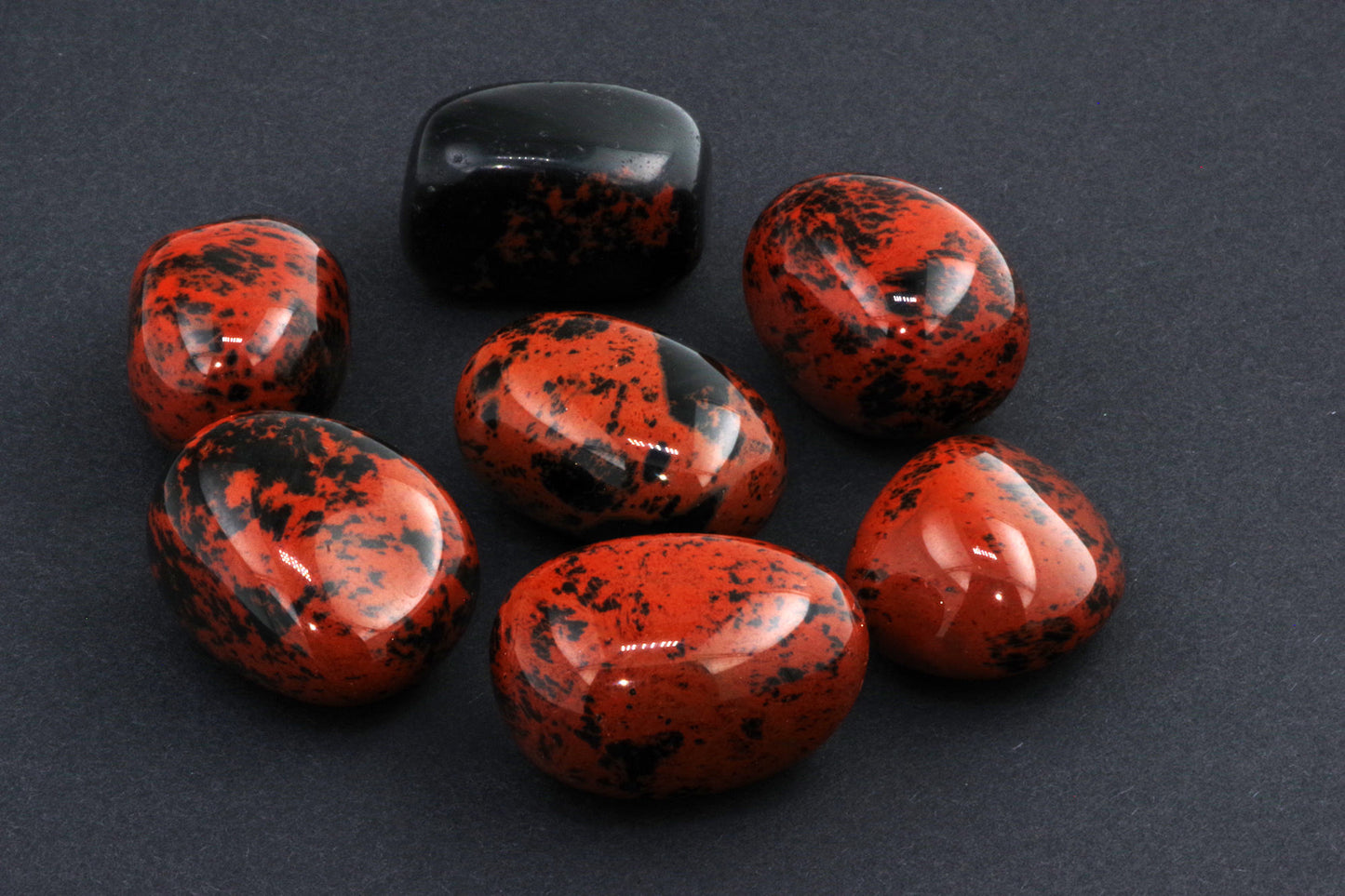 Mahagonipunane obsidiaan