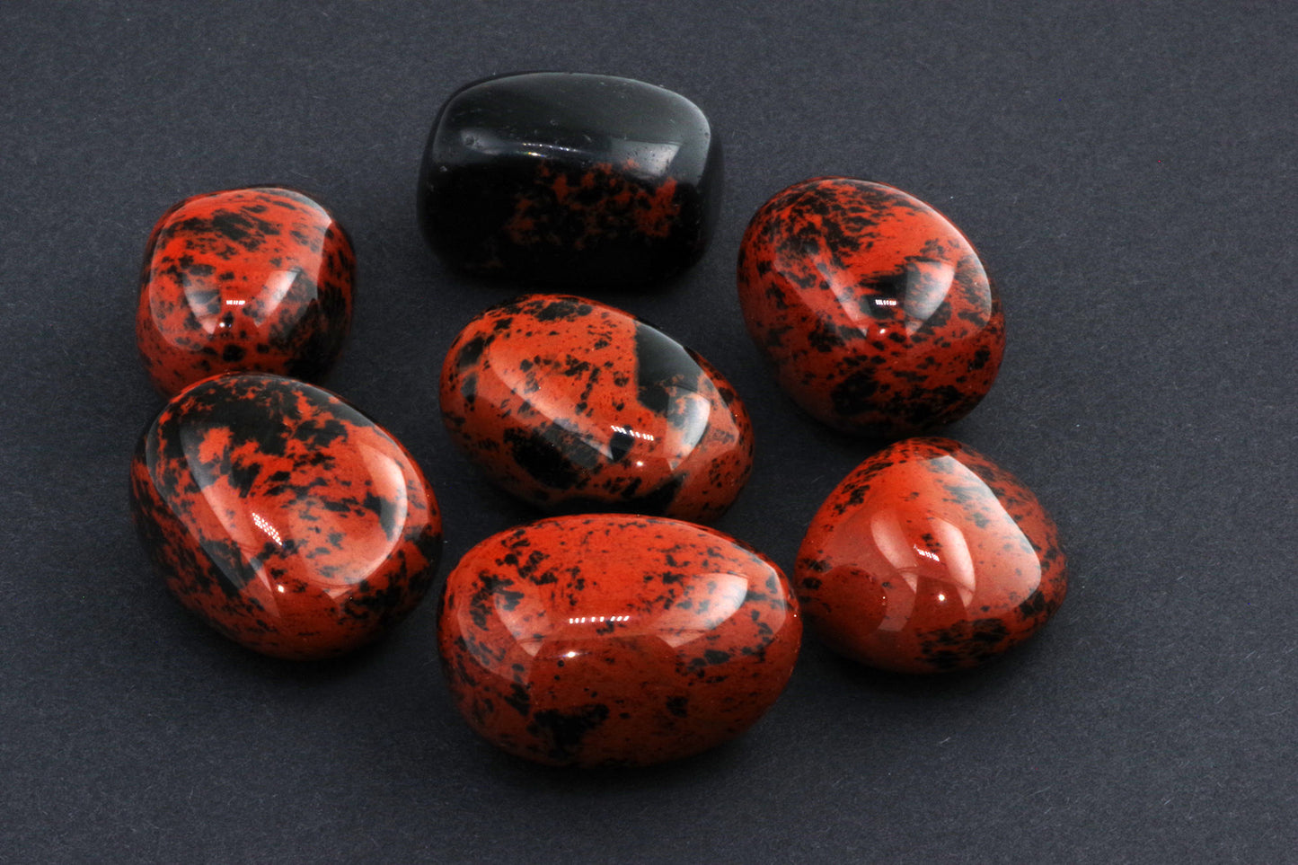 Mahagonipunane obsidiaan