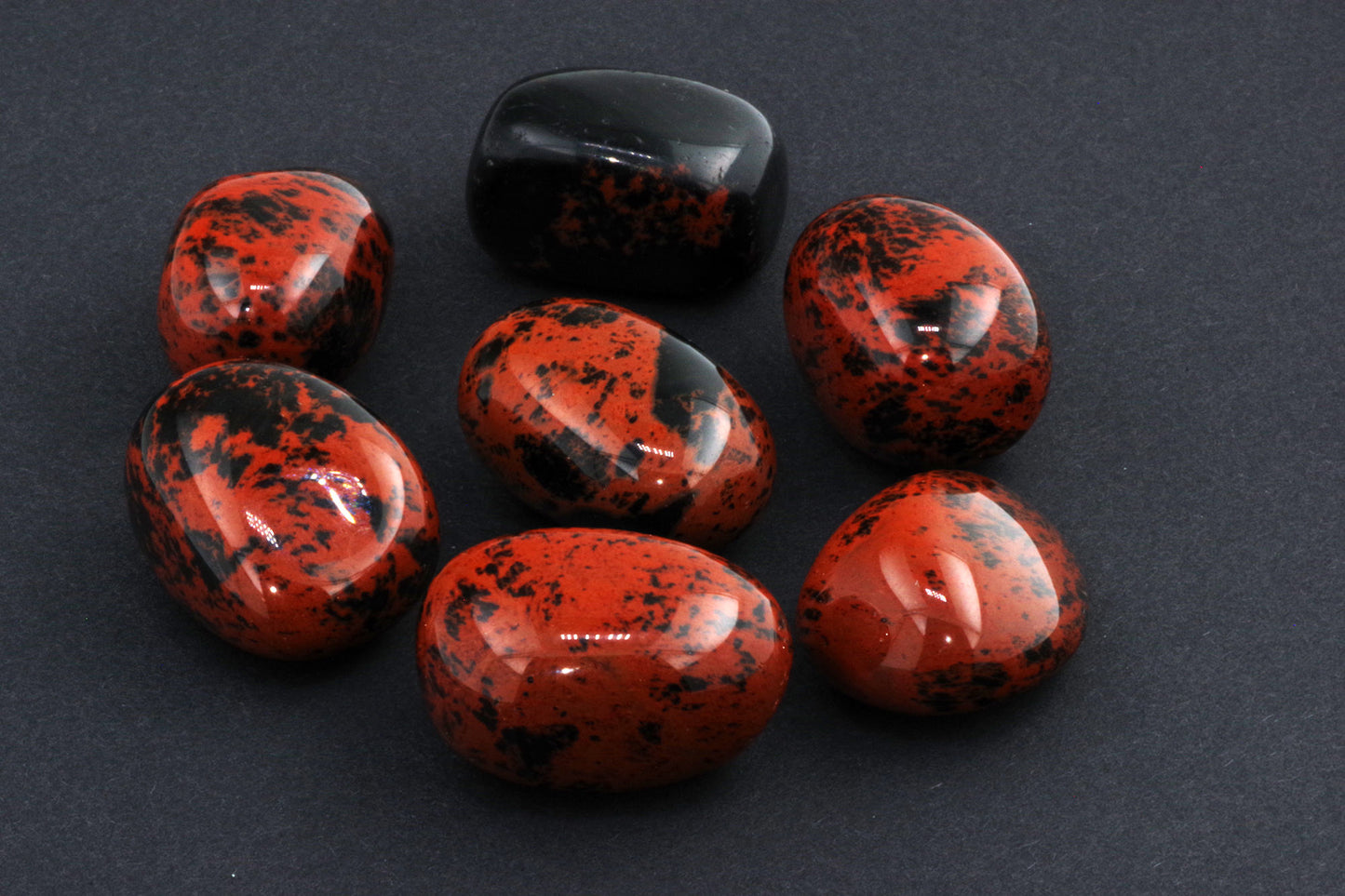 Mahagonipunane obsidiaan