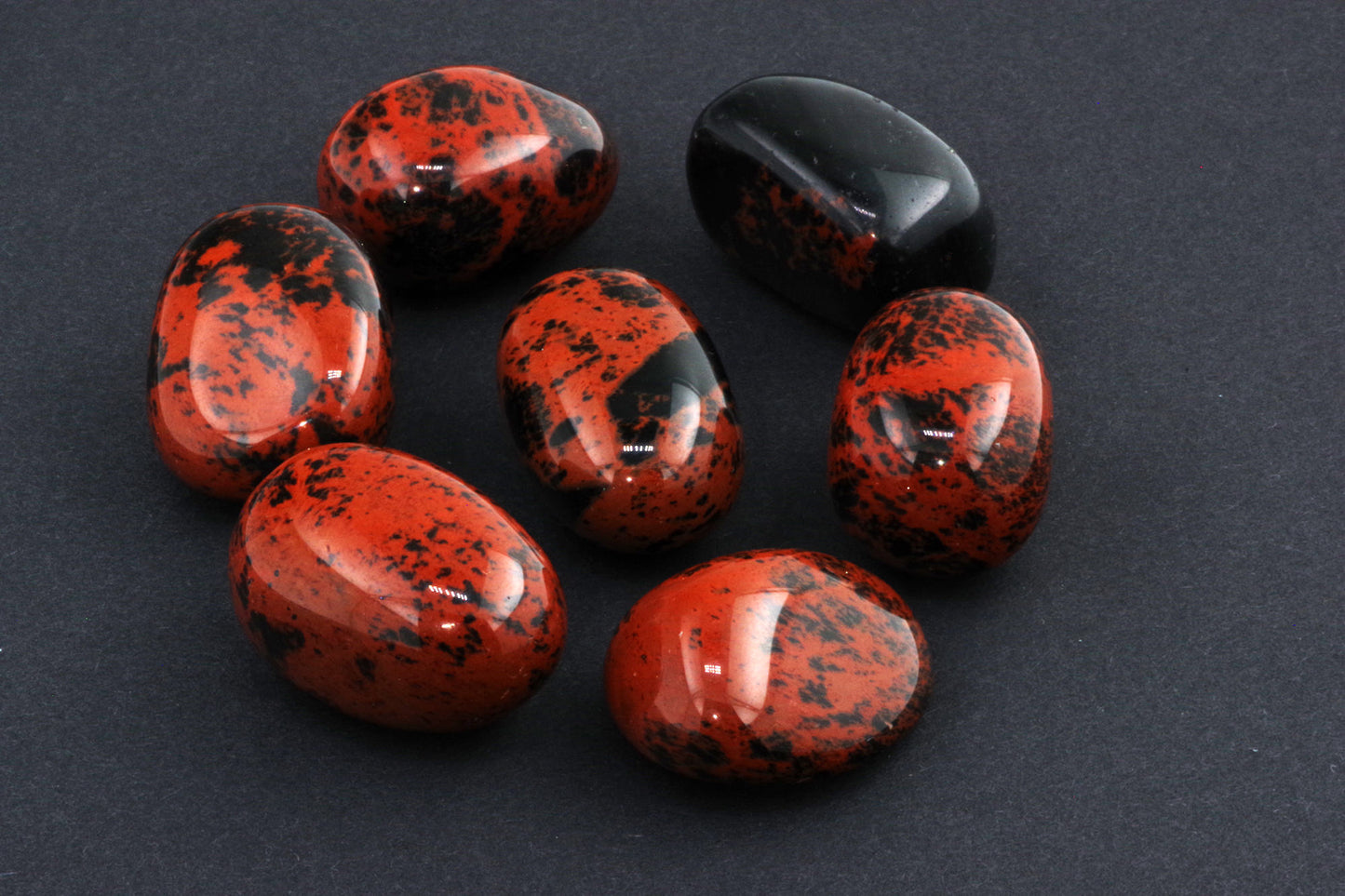 Mahagonipunane obsidiaan