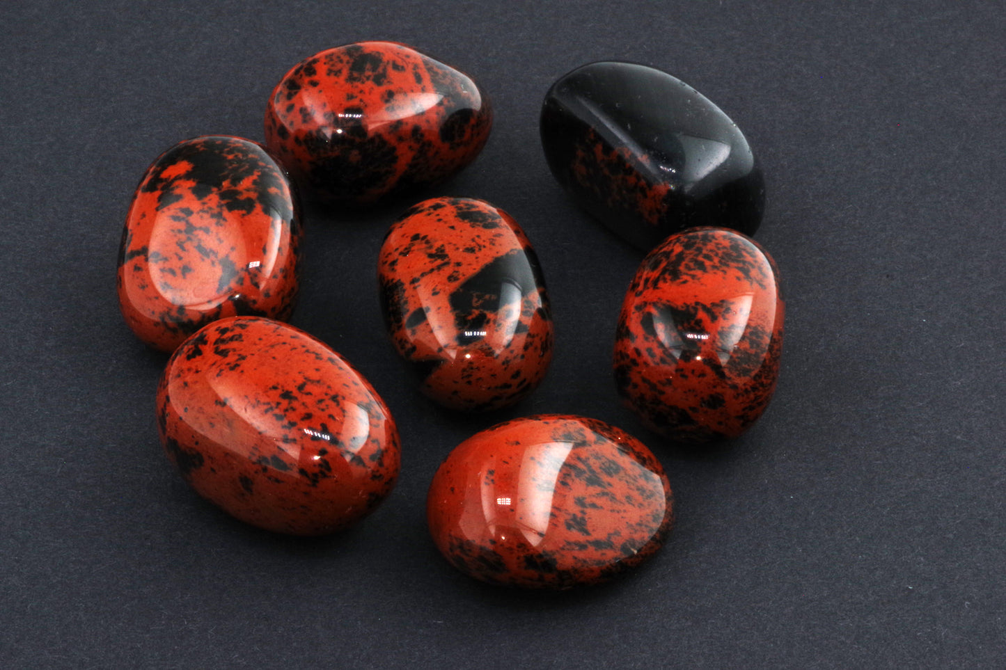 Mahagonipunane obsidiaan