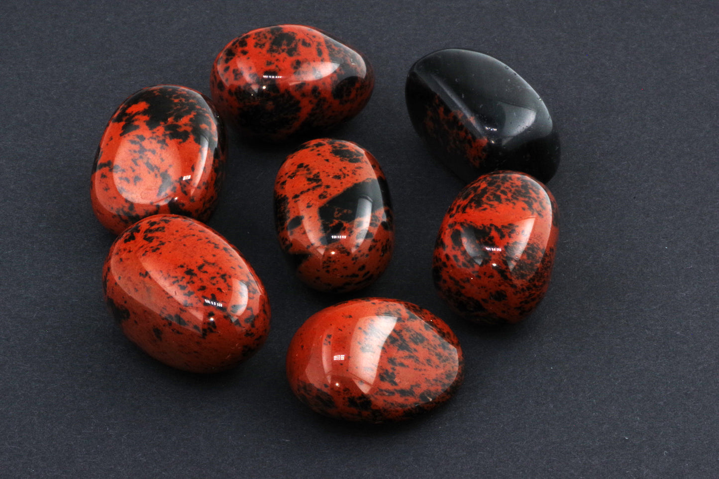 Mahagonipunane obsidiaan