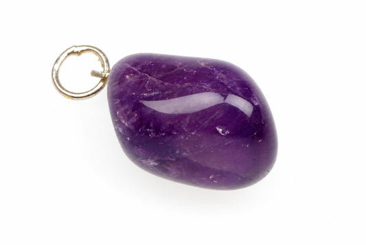 Violetinis poliruotas ametisto akmenuko pakabukas su metaline kilpele baltame fone.