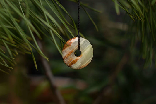 Baltas oniksas pakabukas – Diskas 30mm - www.Kristalai.eu