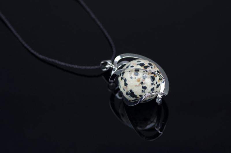 Dalmantino jaspis pakabukas sfera – 20mm - www.Kristalai.eu