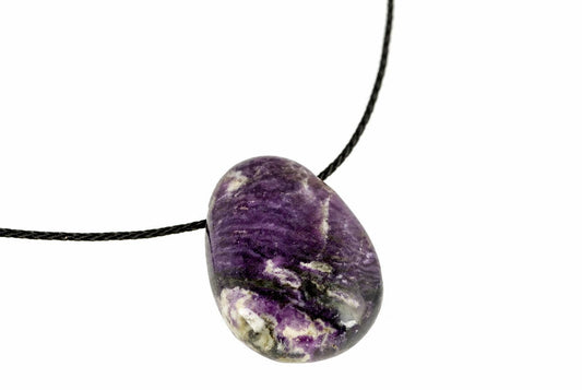 Pakabukas su violetna ir balta fluorito akmeniu ant juodos siunelės, baltame fone.