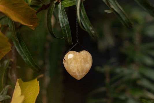 Kalcitas pakabukas – Širdutė - www.Kristalai.eu