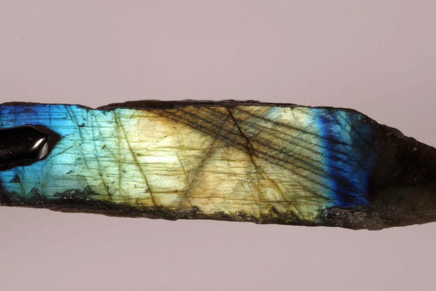 Labradoritas – neapdirbtas - www.Kristalai.eu