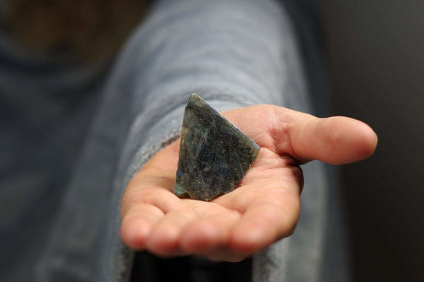 Labradoritas – neapdirbtas - www.Kristalai.eu