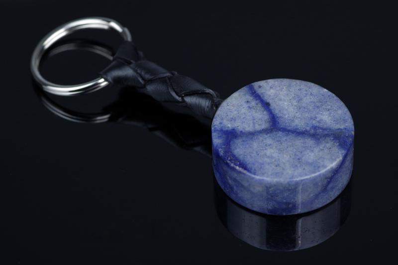 Mėlynas kvarcas raktų pakabukas – Odinis - www.Kristalai.eu