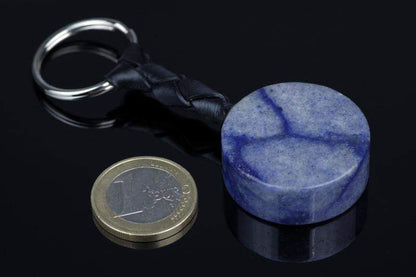 Mėlynas kvarcas raktų pakabukas – Odinis - www.Kristalai.eu