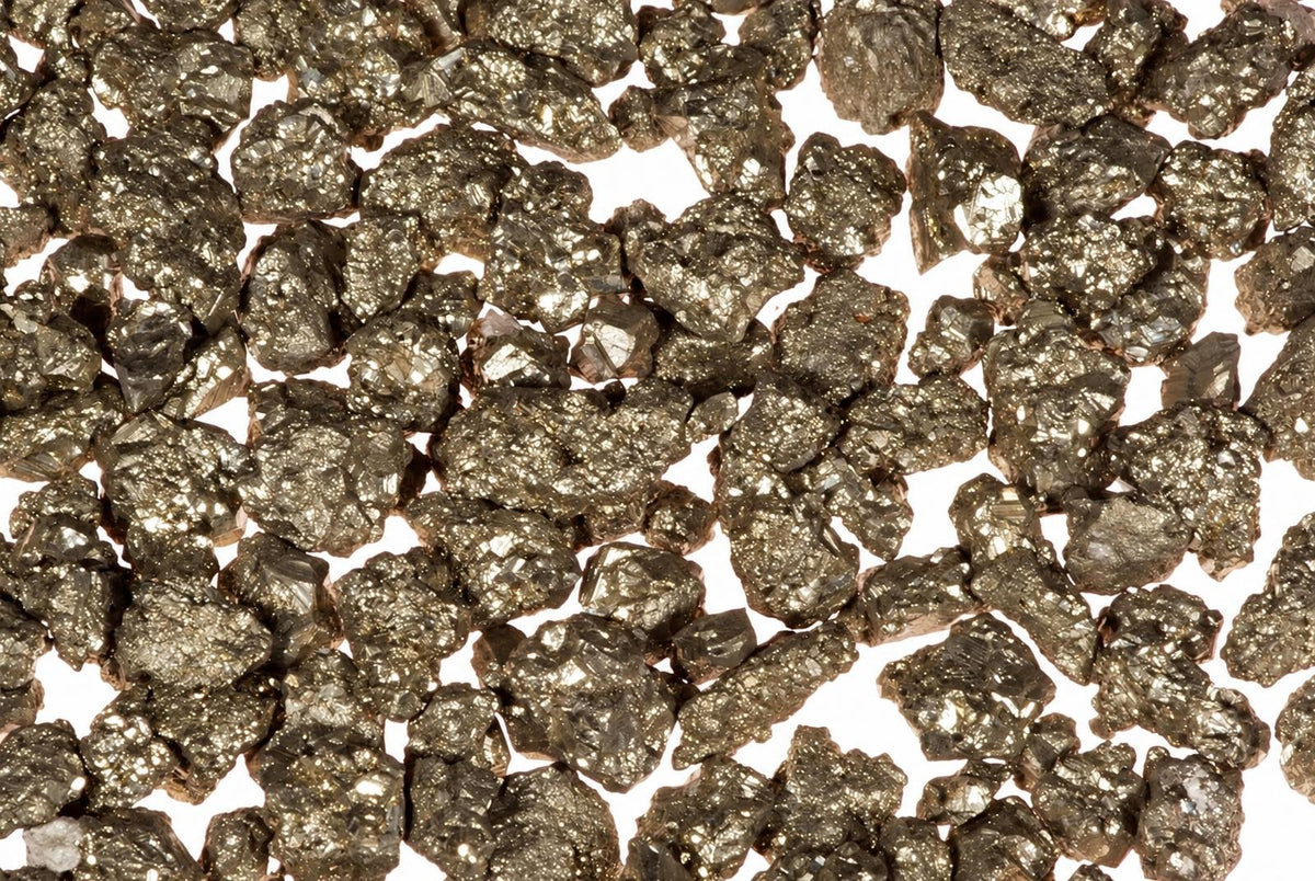 Piritas – XXS: daugybė blizgančių, tamsiai pilkų ir auksinių spalvų mineralinių gabalėlių ant baltos fono.