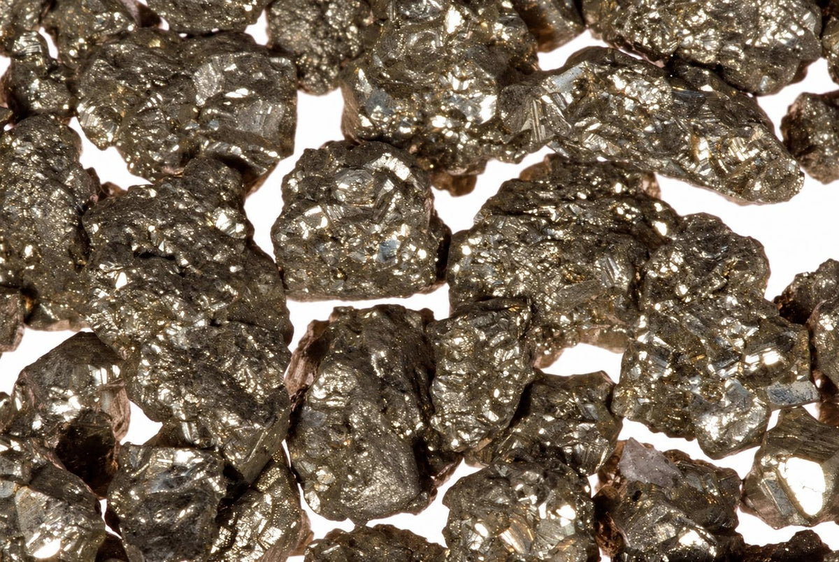 Piritas – XXS: daugybė tamsiai pilkų, blizgančių mineralinių gabalėlių ant baltos fono.