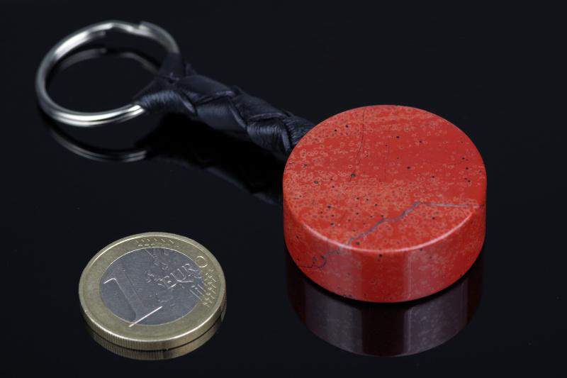 Raudonas jaspis raktų pakabukas – Odinis - www.Kristalai.eu