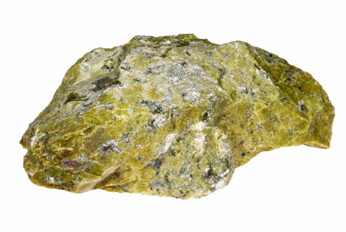Neapdirbtas žalių, baltų ir tamsių dėmių serpentino akmuo ant balto fono.