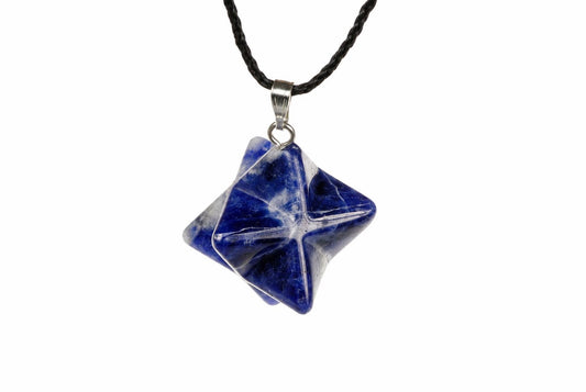 Merkabah pakabukas su juodu virpine ir sidabrinio metalo kabu. Pakabukas yra tamsiai mėlynas, su baltais plaukuotais raštais.