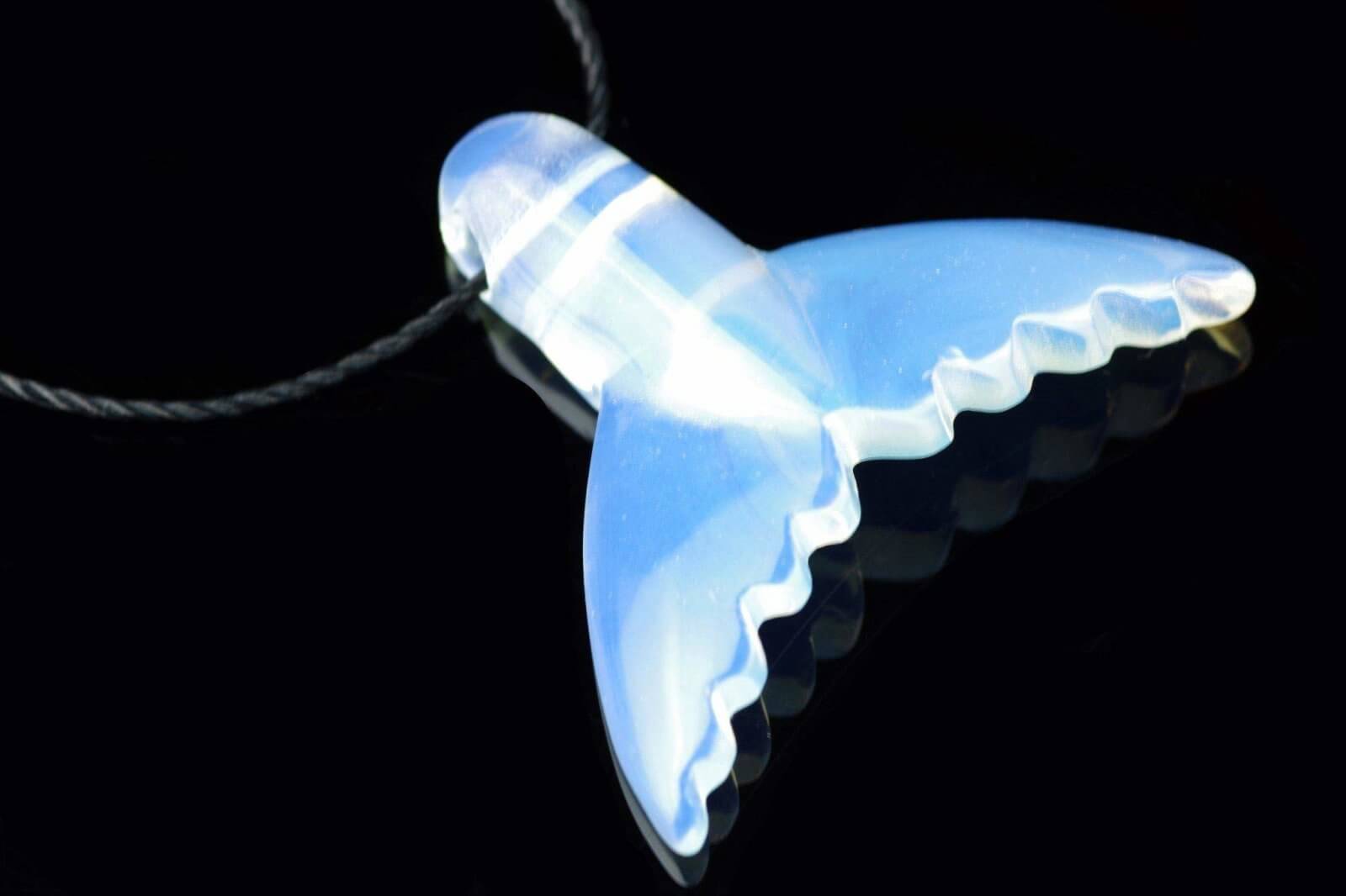 Stiklinis opalas pakabukas – Delfino uodega - www.Kristalai.eu