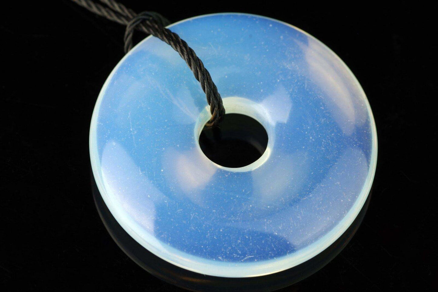 Stiklinis opalas pakabukas – Diskas 30mm - www.Kristalai.eu