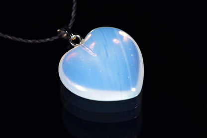 Stiklinis opalas pakabukas – Širdelė mini - www.Kristalai.eu